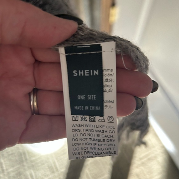 ❤️SHEIN Faux fur Trim knit shawl/ poncho- one size - Picture 7 of 7